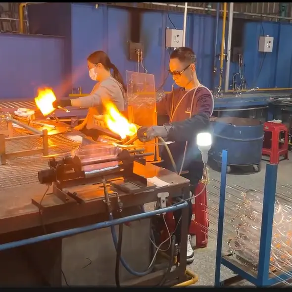Ang Sining ng Blown Glass Lighting: Gaano Malakas ang Mga Pag -iilaw ng Mga Katangian na Mga Katangian sa Panloob na Mga Solusyon